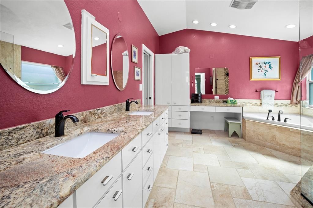 Bathroom, Dual Sink Vanities, Interior, Recessed Lighting