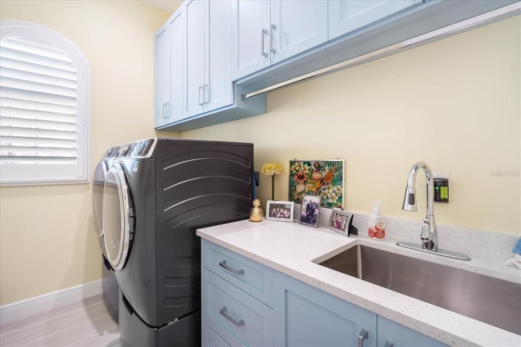 Interior, Washer, Wood Texture Flooring