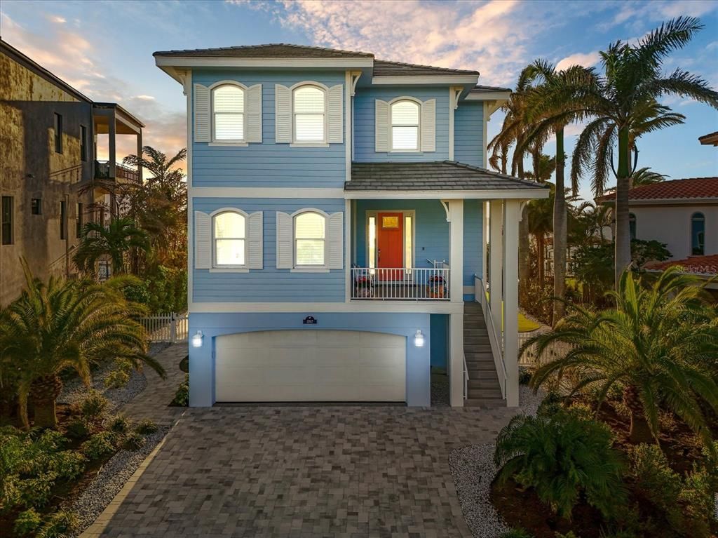 Attached, Exterior, Facade, Mediterranean