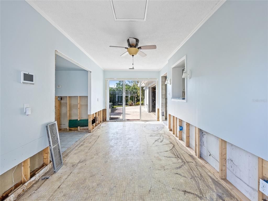 Empty room, Interior