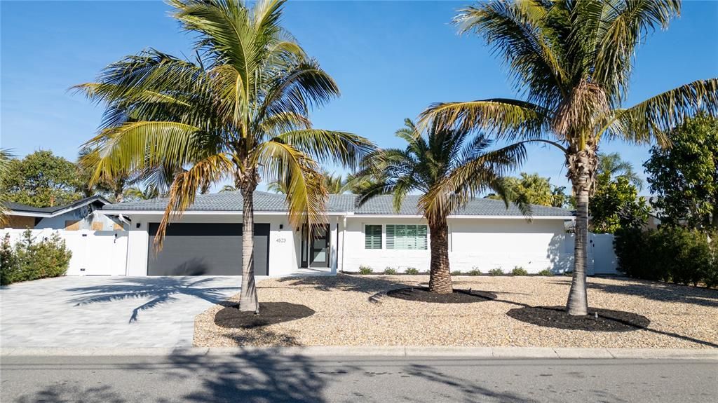 Attached, Exterior, Facade, Ranch