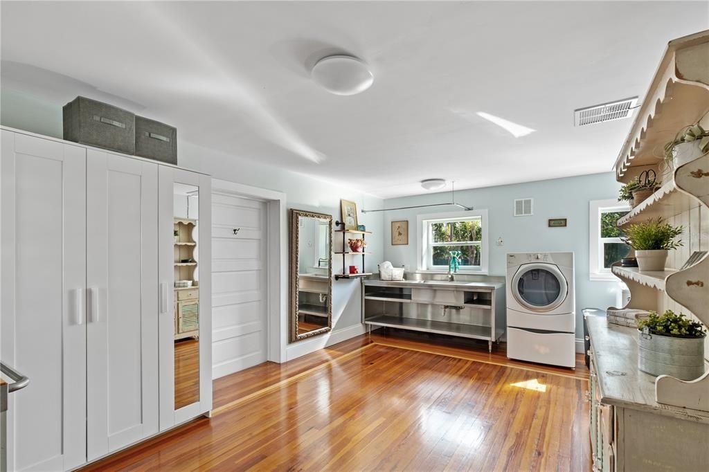 Interior, Washer, Wood Texture Flooring