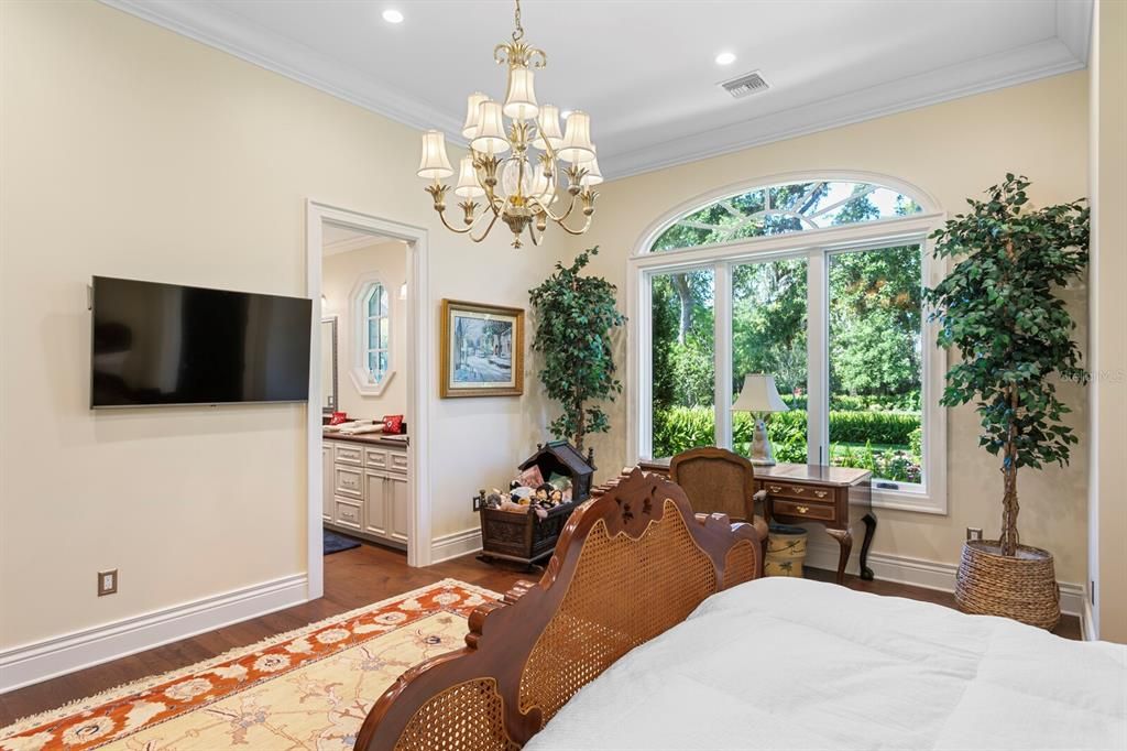 Chandelier, Dining room, Interior, Recessed Lighting, Wood Texture Flooring