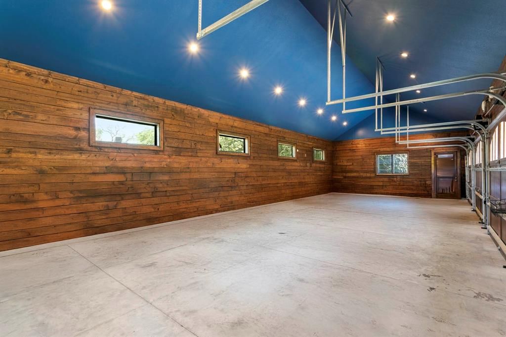 Empty room, Interior, Recessed Lighting, Wooden Walls