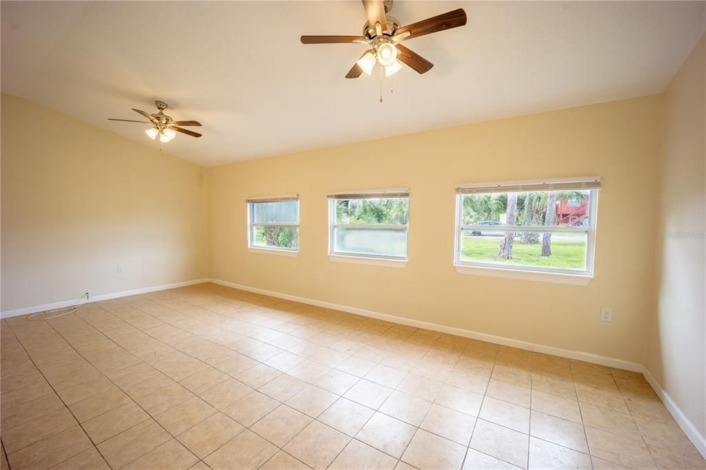 Empty room, Interior
