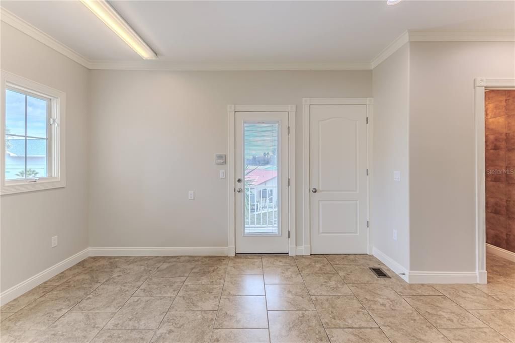 Empty room, Interior