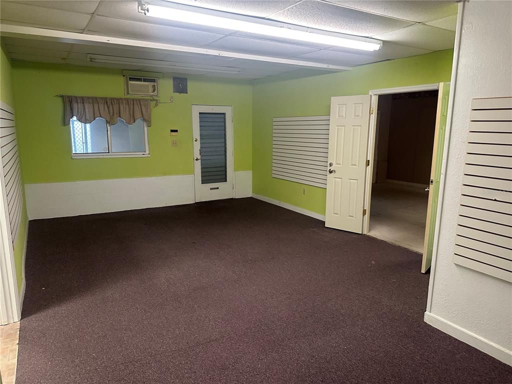 Empty room, Interior