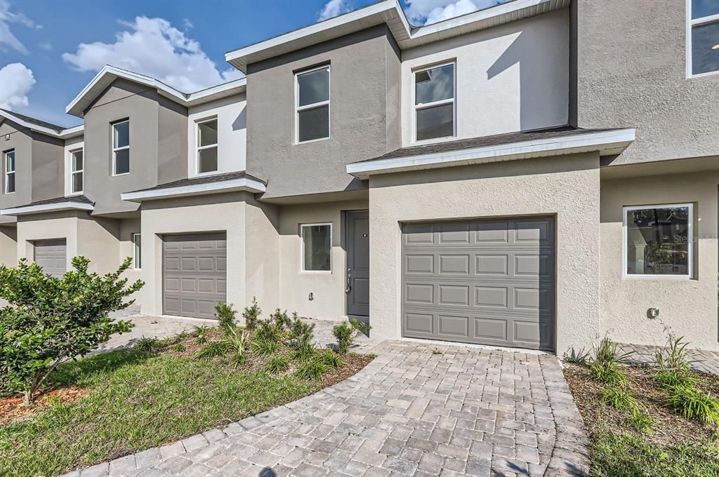 Attached, Exterior, Facade, Mediterranean