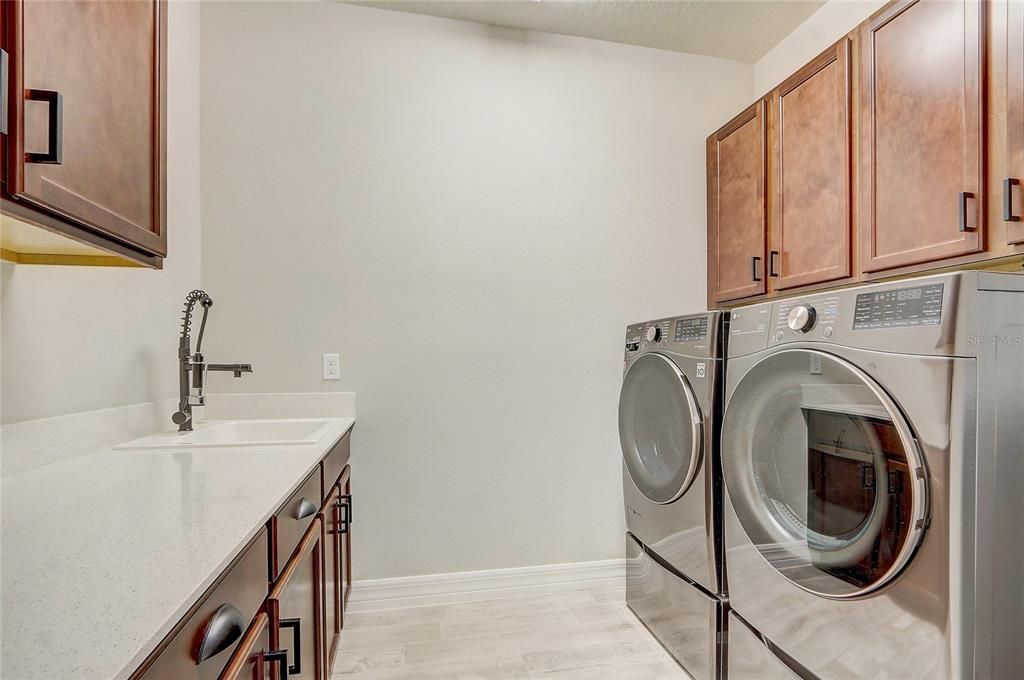 Interior, Washer, Wood Texture Flooring