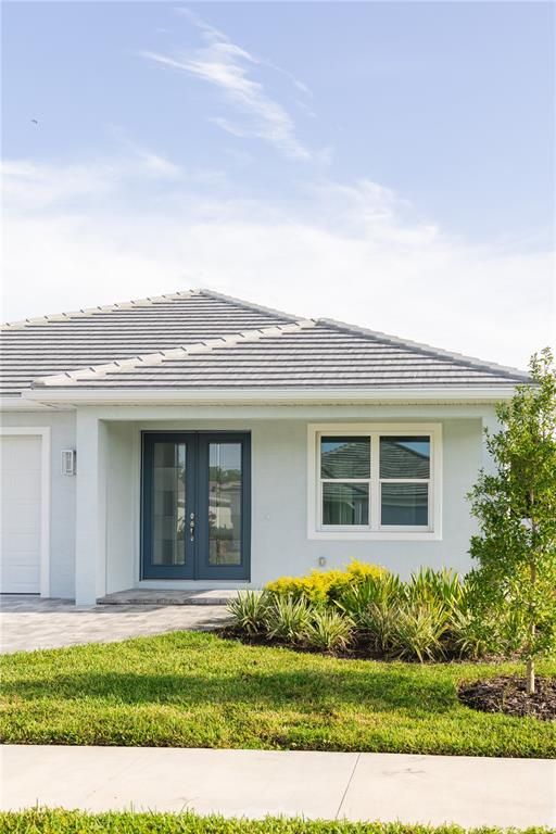 Attached, Exterior, Facade, Ranch