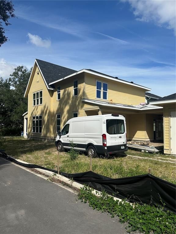 Attached, Exterior, Facade, American Craftsman