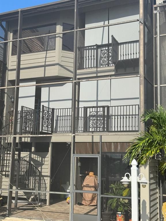 Exterior, Facade, Modern
