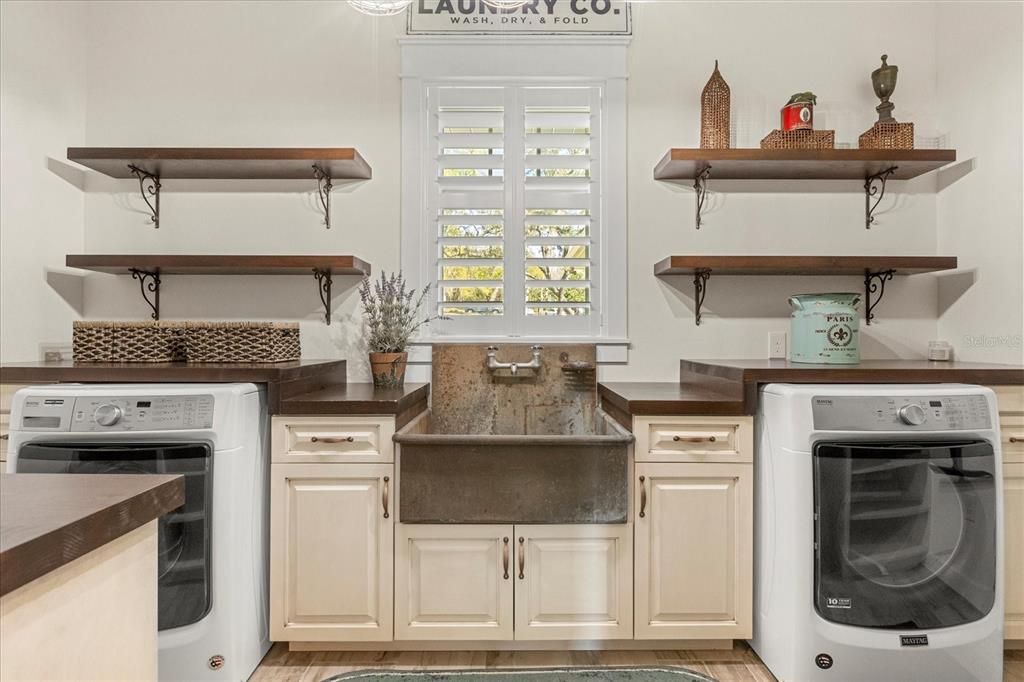 Interior, Washer, Wood Texture Flooring