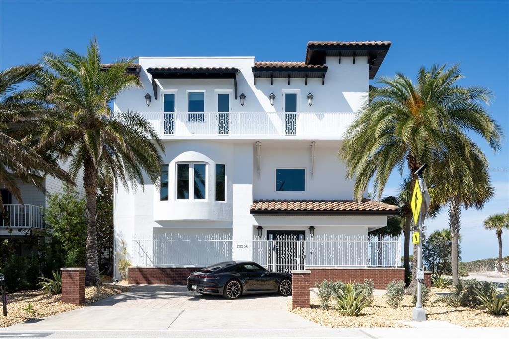 Attached, Exterior, Facade, Mediterranean