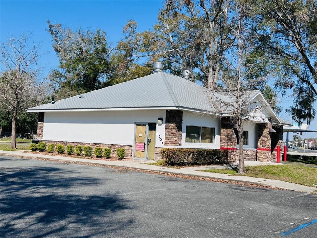 Exterior, Facade, Brick Facade, Ranch