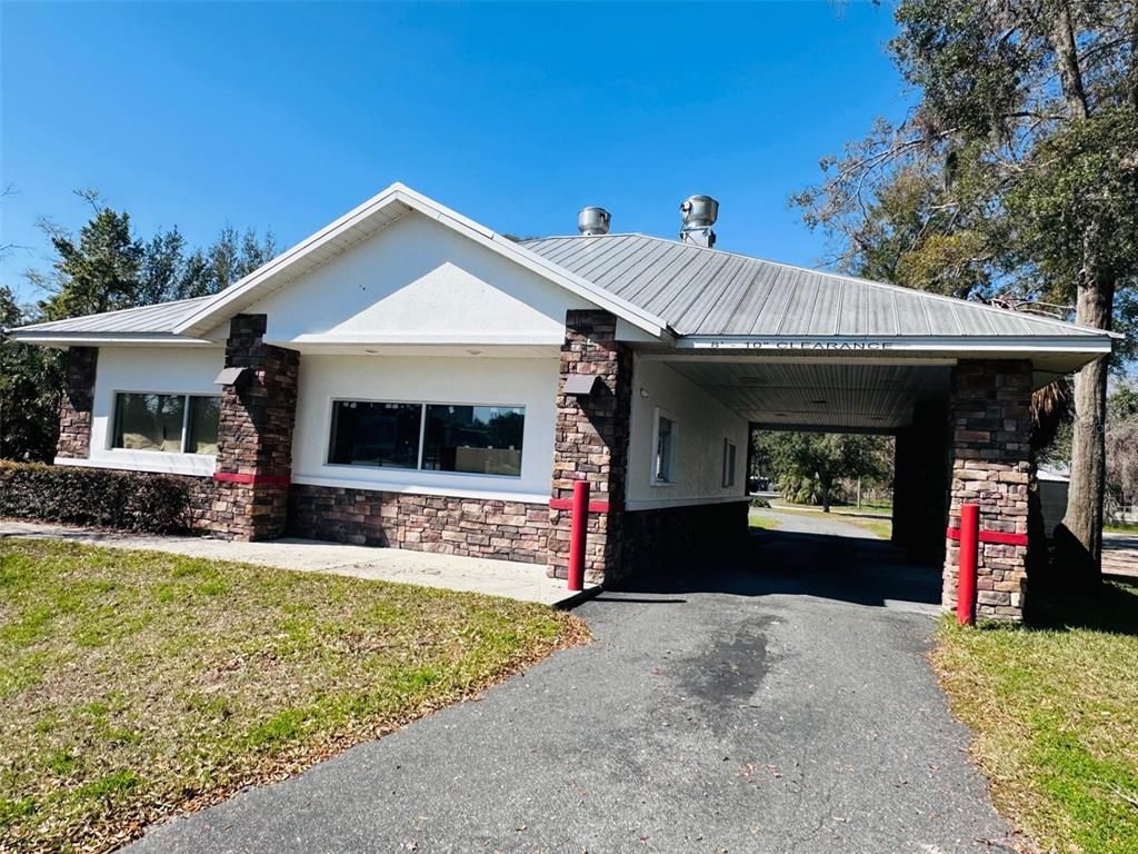 Exterior, Facade, Ranch