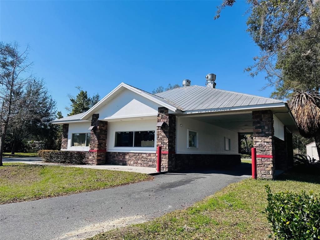 Exterior, Facade, Ranch