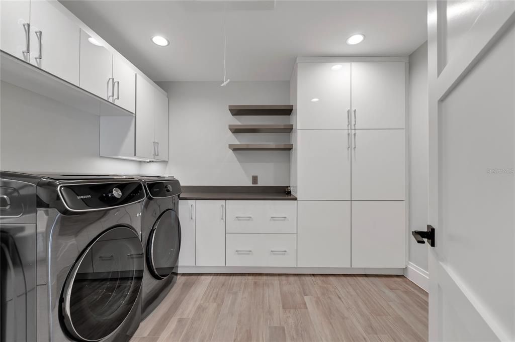 Interior, Recessed Lighting, Washer, Wood Texture Flooring