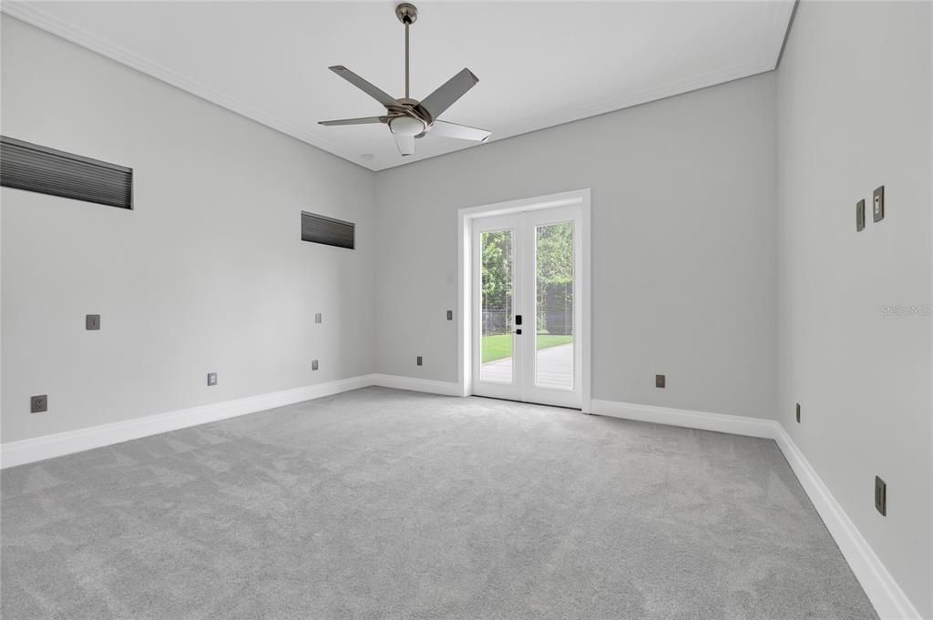 Empty room, Interior