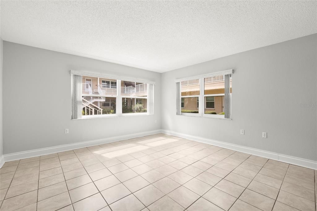 Empty room, Interior
