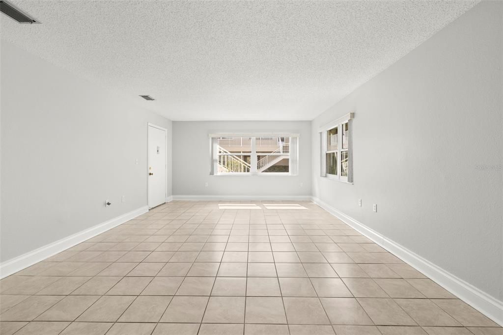 Empty room, Interior