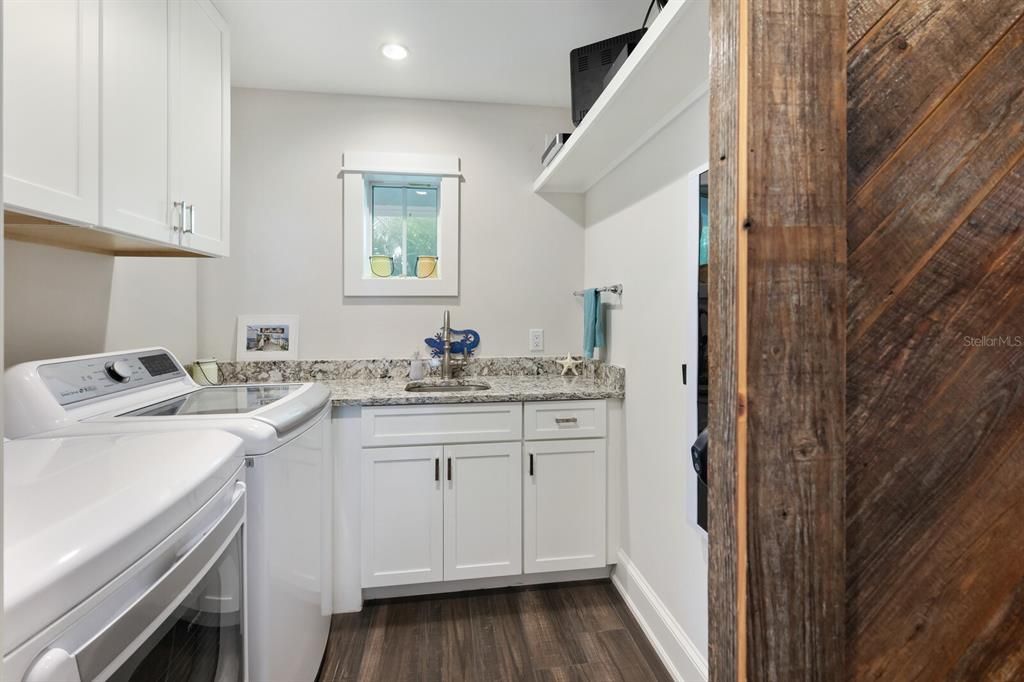 Interior, Recessed Lighting, Washer, Wood Texture Flooring