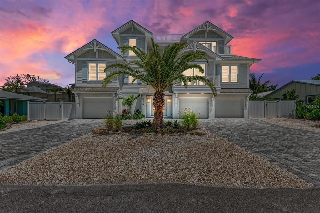Attached, Exterior, Facade, American Craftsman
