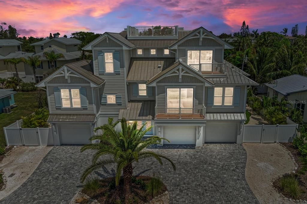 Attached, Exterior, Facade, American Craftsman