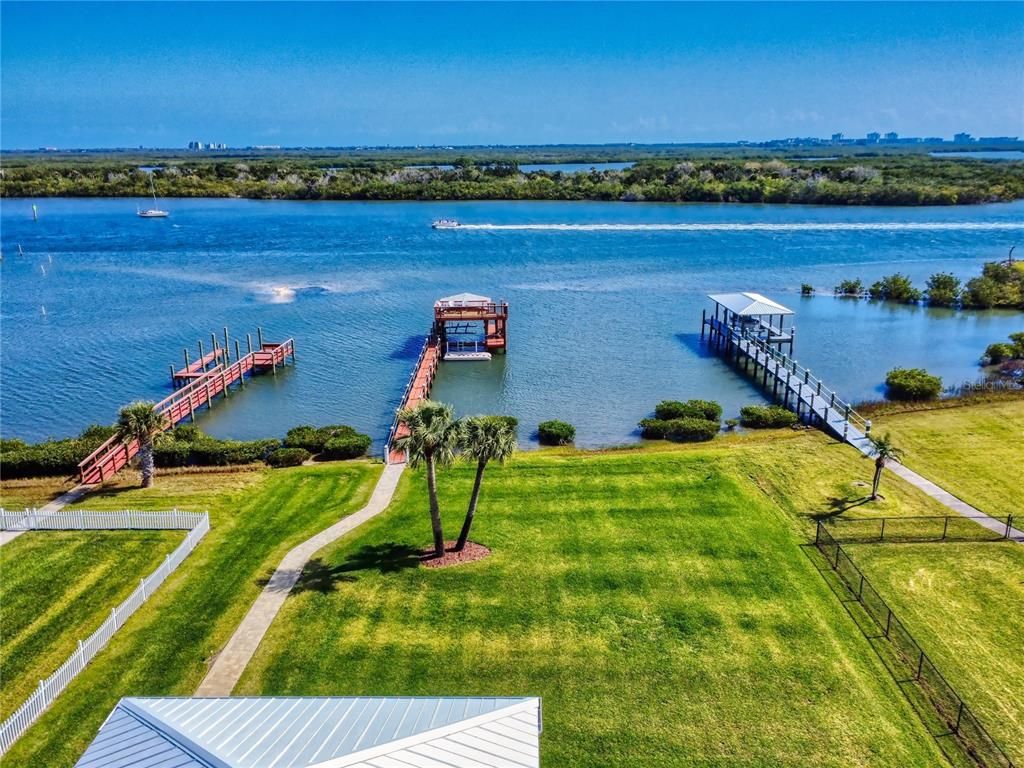 Exterior, Lake