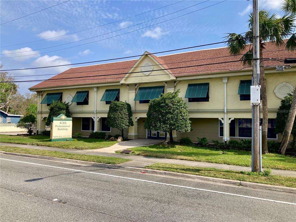 Exterior, Facade, Raised Ranch