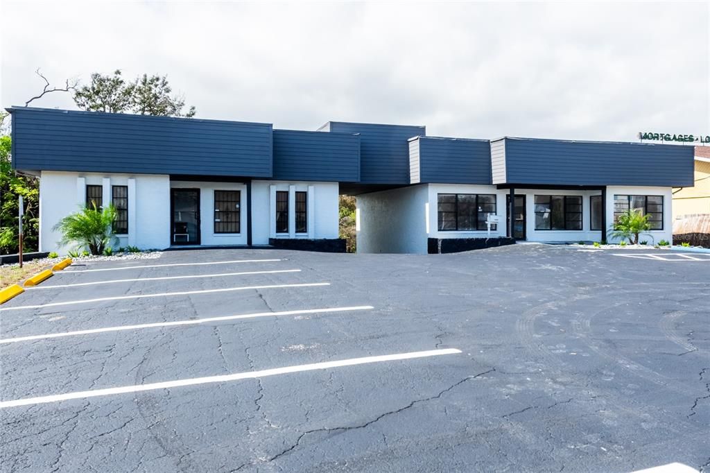 Exterior, Facade, Ranch