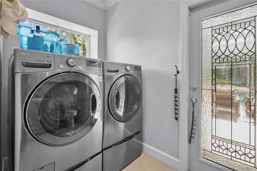 Interior, Washer, Wood Texture Flooring