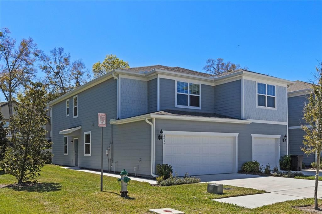 Attached, Exterior, Facade, Rowhouse