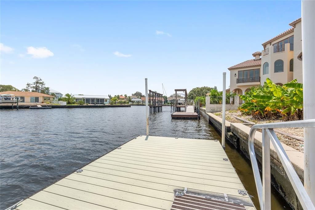 Exterior, Lake