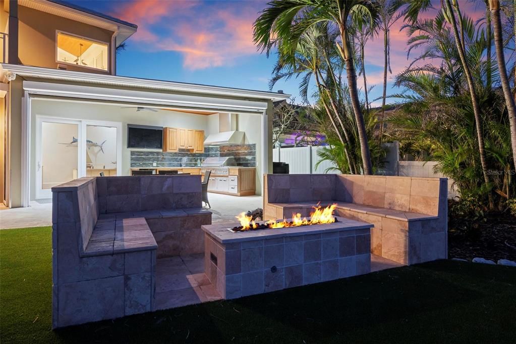 Exterior, Outdoor Kitchen