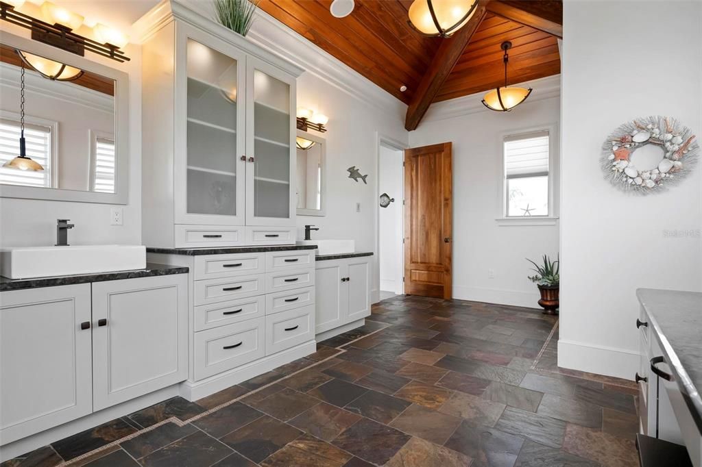 Bathroom, Interior, Pendant Lights, Recessed Lighting, Wooden Beams, Wooden Ceilings