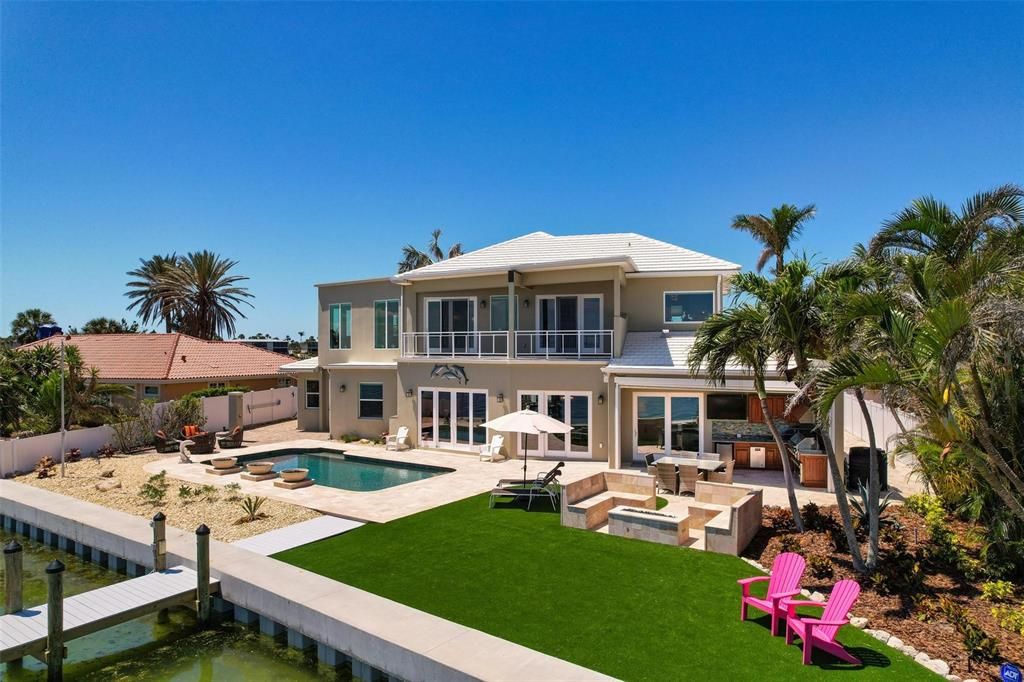 Exterior, Pool
