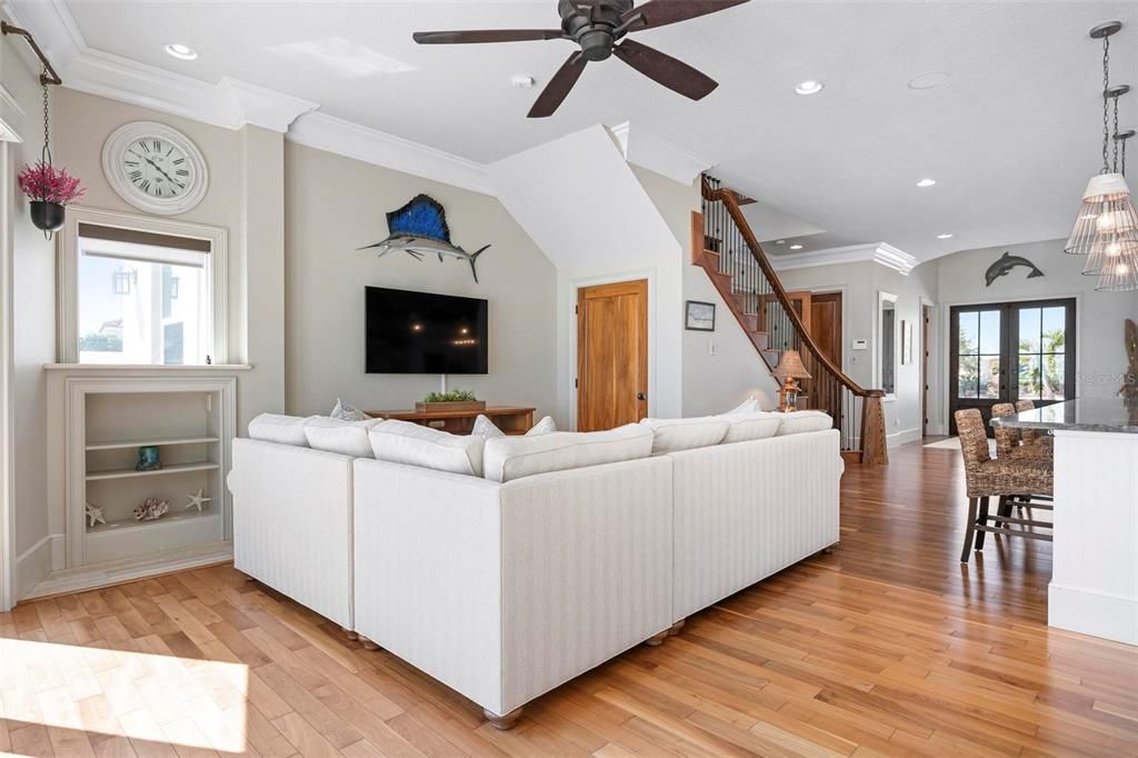 Interior, Living room, Pendant Lights, Recessed Lighting, Wood Texture Flooring