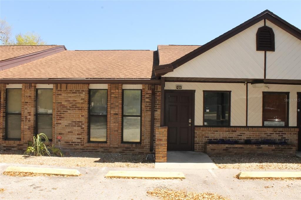 Exterior, Facade, Brick Facade, Ranch