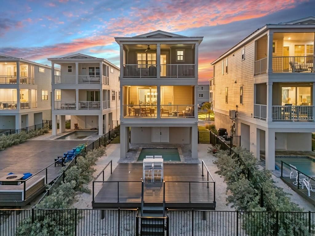 Exterior, Facade, Pool, Modern