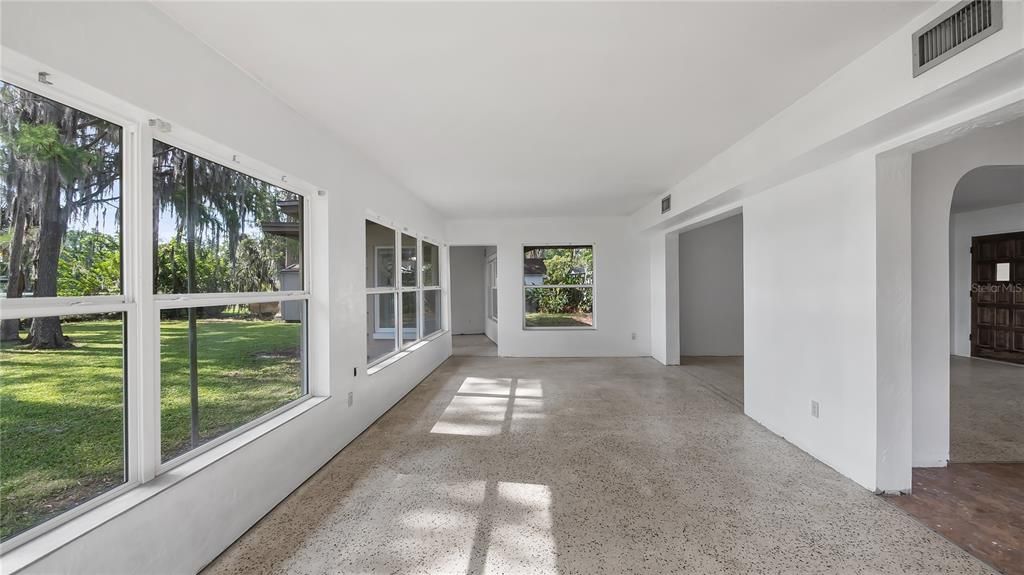 Empty room, Interior