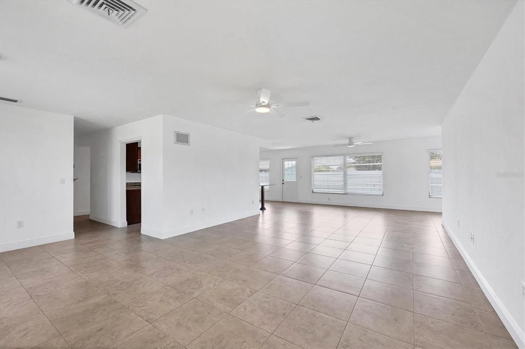 Empty room, Interior