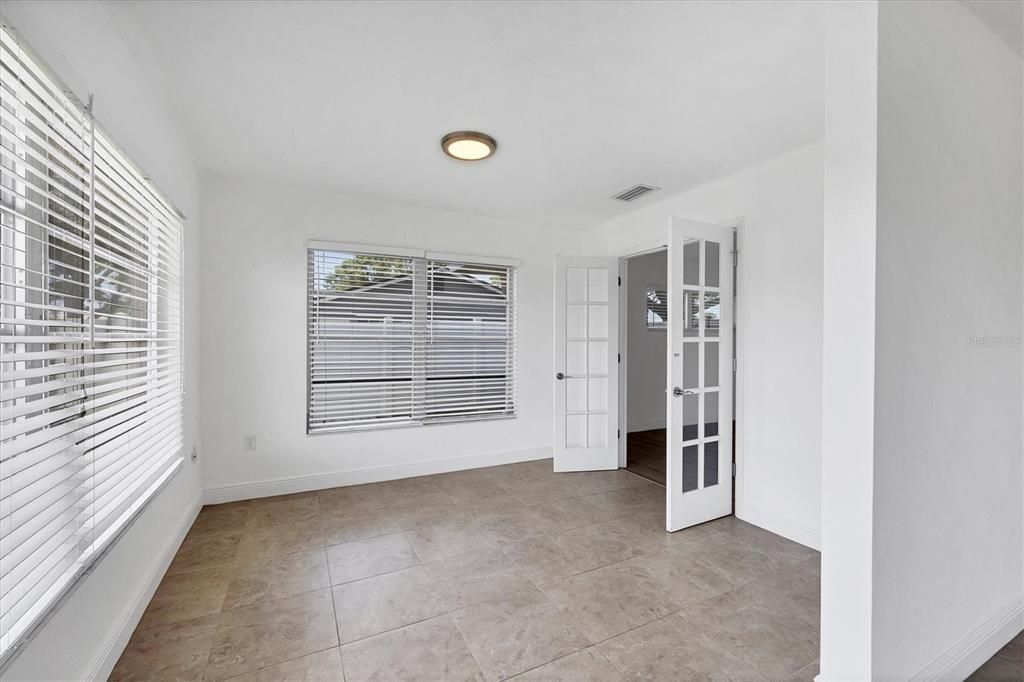 Empty room, Interior