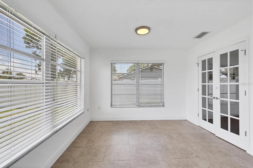 Empty room, Interior
