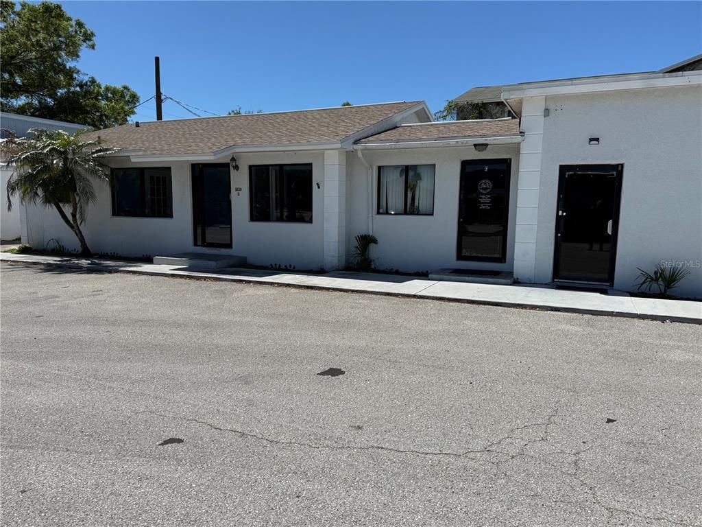 Exterior, Facade, Ranch