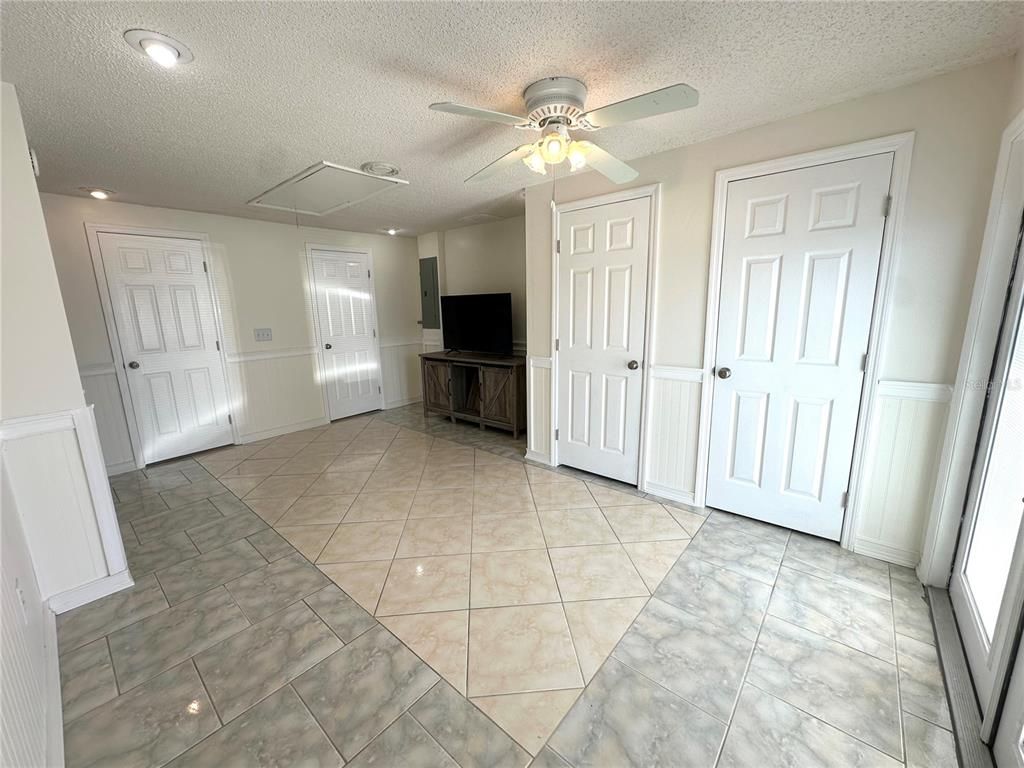 Empty room, Interior, Recessed Lighting
