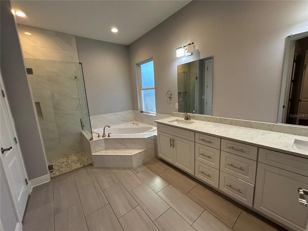 Bathroom, Dual Sink Vanities, Interior, Recessed Lighting
