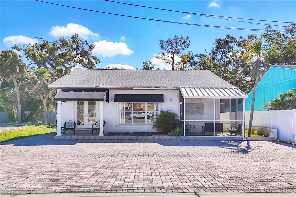 Exterior, Facade, Ranch