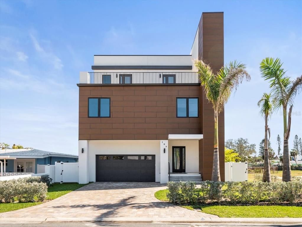 Attached, Exterior, Facade, Modern