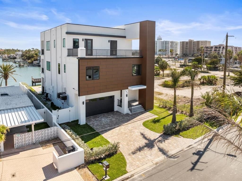Attached, Exterior, Facade, Modern